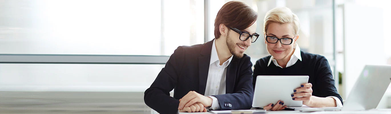 Picture of two supply cahin managers engaged in a discussion in an office. 